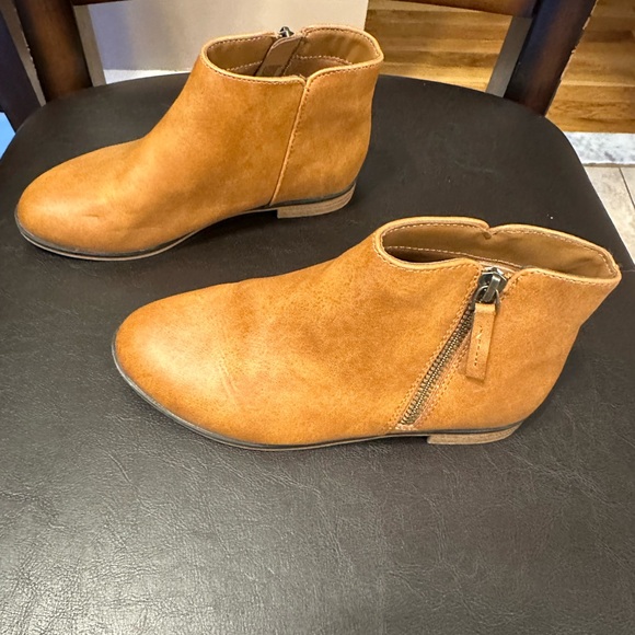 Girls Cat & Jack boots Size 2 - Picture 3 of 5